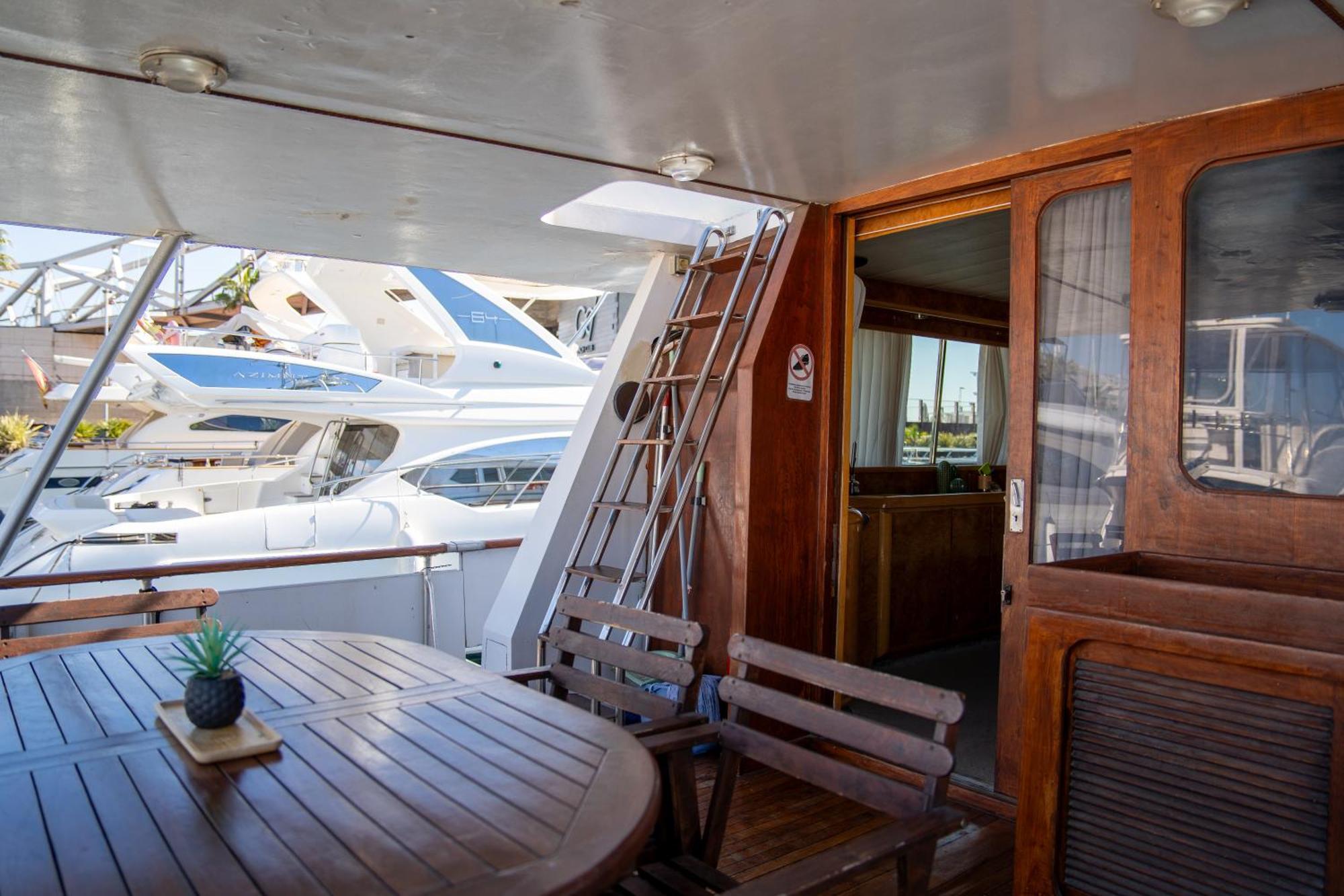 ホテル Boat Aloha サン・アドリア・デ・ベソス エクステリア 写真